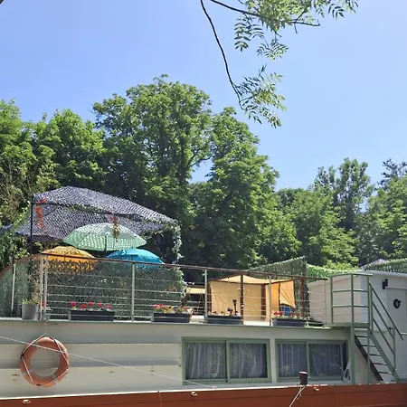 Independant Avec Terrasse Sur Peniche Daire *